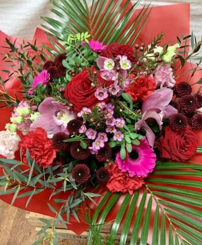 Alternative view of Romance hand tied in water